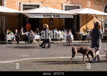 Roma, Italia. 02 febbraio 2021. La gente mangia in un ristorante in Piazza Navona a Roma il 2 febbraio 2021. (Foto di Matteo Nardone/Pacific Press/Sipa USA) Credit: Sipa USA/Alamy Live News Foto Stock