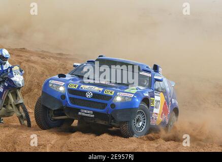 Il pilota spagnolo Carlos Sainz e il co-pilota tedesco Andreas Schulz nel loro VW-Race-Touareg (307) durante il 28° rally Dakar tra Nador ed Er Rachidiain, Marocco, il 2 gennaio 2006. Foto di Michel Maidru/ABACAPRESS.COM. Foto Stock