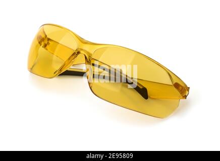 Giallo bicicletta polarizzati occhiali da sole isolato su bianco Foto Stock