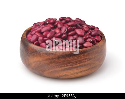 Ciotola di legno di fagioli rossi secchi isolati su bianco Foto Stock