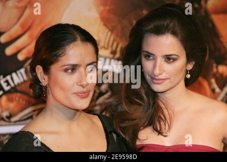 L'attrice messicana Salma Hayek e l'attrice spagnola Penelope Cruz alla prima di Parigi del loro ultimo film 'Bandidas' prima dello Sreening al Teatro UGC Normandy sugli Champs Elysees a Parigi, Francia il 10 gennaio 2006. Foto di Thierry Orban/ABACAPRESS.COM Foto Stock