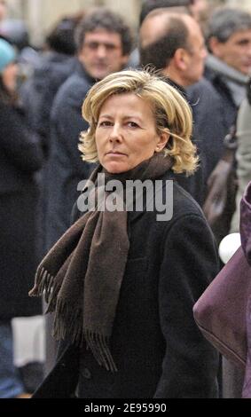 Il presentatore francese Claire Chazal partecipa ai funerali del cameramen francese Manuel Joachim tenutosi nella chiesa di Saint Pierre du Gros Caillou, a Parigi, in Francia, il 10 gennaio 2006. Foto di Nicolas Gouhier/ABACAPRESS.COM Foto Stock