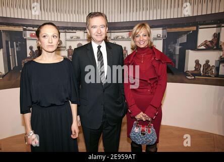 La fotografa britannica Vanessa Beecroft e l'amministratore delegato di LVMH Bernard Arnault e sua moglie Helene, alla festa di inaugurazione di 'l'espace Louis Vuitton' dove espone le sue foto, su Champs Elysee Avenue, a Parigi, Francia, il 10 gennaio 2006. Foto di Laurent Zabulon/ABACAPRESS.COM Foto Stock