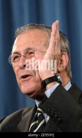 Il segretario alla Difesa Donald Rumsfeld risponde al senatore statunitense Hillary Clinton, che chiede un'indagine sulle relazioni che un maggior numero di armature del corpo avrebbe potuto prevenire la morte di alcuni soldati e marines americani in Iraq durante una conferenza stampa al Pentagono il 12 gennaio 2006. Foto di Olivier Douliery/ABACAPRESS.COM Foto Stock