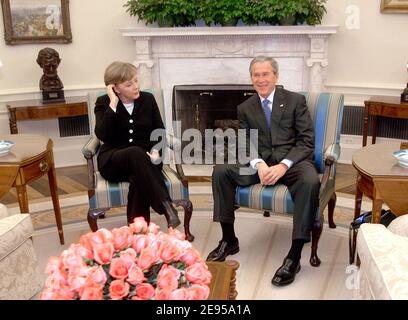 Il presidente AMERICANO George W Bush incontra il cancelliere tedesco Angela Merkel presso l'Ufficio ovale della Casa Bianca, a Washington, DC. Il 13 gennaio 2006. Foto di Olivier Douliery/ABACAPRESS.COM Foto Stock