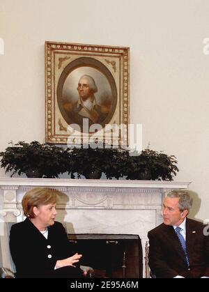 Il presidente AMERICANO George W Bush incontra il cancelliere tedesco Angela Merkel presso l'Ufficio ovale della Casa Bianca, a Washington, DC. Il 13 gennaio 2006. Foto di Olivier Douliery/ABACAPRESS.COM Foto Stock