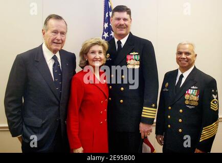 L'ex presidente degli Stati Uniti George Bush, e USS San Antonio ShipÀs Sponsor, senatore Kay Bailey Hutchison incontrano il comandante USS San AntonioÀs Capitano Jonathan M. Padfield e CMDCM (SW/AW) Willie De Santiago, le navi Command Master Chief alla Commissioning Breakfast Sabato morningÊin Ingleside, TX il 14 gennaio 2006. Foto di USN via ABACAPRESS.COM. Foto Stock