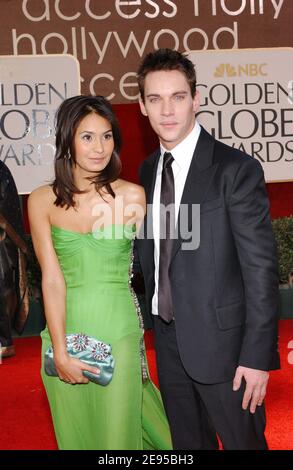 Jonathan Rhys Meyers e la sua fidanzata Reena Hammer arrivano al 63° Golden Globe Awards al Beverly Hilton Hotel di Los Angeles, California, il 16 gennaio 2006. Foto di Hahn-Khayat/ABACAUSA.COM Foto Stock