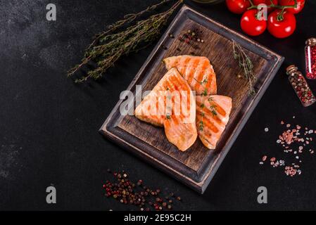 Gustoso pesce rosso fresco artico char cotto su una griglia. Fonte di omega, cibo sano Foto Stock