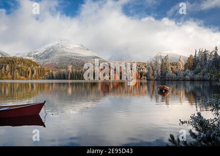 Vista mattutina sulle montagne di High Tatra - Parco Nazionale e. Strbske pleso (lago Strbske) montagne in Slovacchia Foto Stock