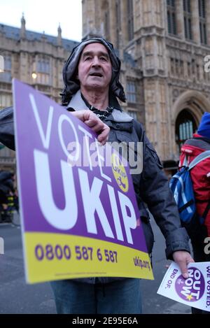 LONDRA - 15 GENNAIO 2019: Un uomo detiene un cartello di voto UKIP al di fuori del Parlamento di Londra, durante una dimostrazione Brexit. Foto Stock