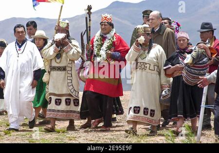 Il nuovo presidente eletto della Bolivia Evo Morales è stato incoronato capo supremo degli indiani andini un giorno prima della sua inaugurazione come primo presidente indigeno della Bolivia. Circa 20,000 indiani Aymara e Quechua, rivestiti di ponchi dai colori vivaci, si sono riuniti presso le rovine di una delle più antiche città precolombiane delle Americhe per vedere l'indiano Aymara che ha vinto la presidenza della Bolivia da una frana investita con poteri sacri da un capo sciamano. Twanaku, Bolivia il 21 gennaio 2006. Foto di Prensa MAS/ABACAPRESS.COM Foto Stock