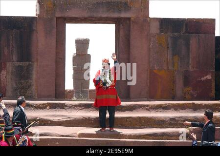 Il nuovo presidente eletto della Bolivia Evo Morales è stato incoronato capo supremo degli indiani andini un giorno prima della sua inaugurazione come primo presidente indigeno della Bolivia. Circa 20,000 indiani Aymara e Quechua, rivestiti di ponchi dai colori vivaci, si sono riuniti presso le rovine di una delle più antiche città precolombiane delle Americhe per vedere l'indiano Aymara che ha vinto la presidenza della Bolivia da una frana investita con poteri sacri da un capo sciamano. Twanaku, Bolivia il 21 gennaio 2006. Foto di Axelle de russe/ABACAPRESS.COM Foto Stock