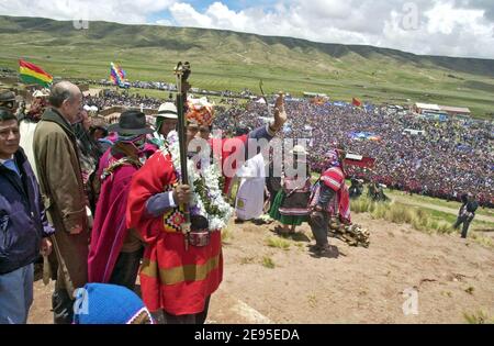 Il nuovo presidente eletto della Bolivia Evo Morales è stato incoronato capo supremo degli indiani andini un giorno prima della sua inaugurazione come primo presidente indigeno della Bolivia. Circa 20,000 indiani Aymara e Quechua, rivestiti di ponchi dai colori vivaci, si sono riuniti presso le rovine di una delle più antiche città precolombiane delle Americhe per vedere l'indiano Aymara che ha vinto la presidenza della Bolivia da una frana investita con poteri sacri da un capo sciamano. Twanaku, Bolivia il 21 gennaio 2006. Foto di Prensa MAS/ABACAPRESS.COM Foto Stock