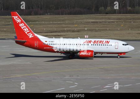 German Germany Boeing 737-700 con registrazione D-AGES in livrea Air Berlin presso l'aeroporto di Colonia Bonn. Foto Stock