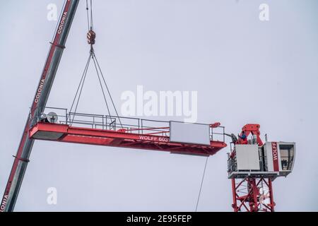 Smantellamento di una gru da costruzione di grandi dimensioni, su un grande cantiere, costruzione residenziale, shell è completato, Essen, NRW, Germania Foto Stock