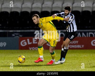 2 febbraio 2021; St Mirren Park, Paisley, Renfrewshire, Scozia; Scottish Premiership Football, St Mirren contro Hibernian; Ryan Porteous di Hibernian tiene fuori Ryan Flynn di St Mirren Foto Stock