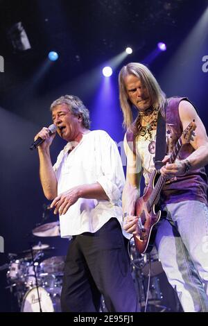 Il cantante principale Ian Gillan della rock band britannica 'Deep Purple' si esibisce dal vivo nello Zenith di Parigi, il 24 gennaio 2006. Foto di Mehdi Taamallah/ABACAPRESS.COM Foto Stock