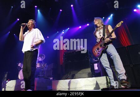 Il cantante principale Ian Gillan della rock band britannica 'Deep Purple' si esibisce dal vivo nello Zenith di Parigi, il 24 gennaio 2006. Foto di Mehdi Taamallah/ABACAPRESS.COM Foto Stock