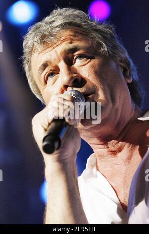 Il cantante principale Ian Gillan della rock band britannica 'Deep Purple' si esibisce dal vivo nello Zenith di Parigi, il 24 gennaio 2006. Foto di Mehdi Taamallah/ABACAPRESS.COM Foto Stock