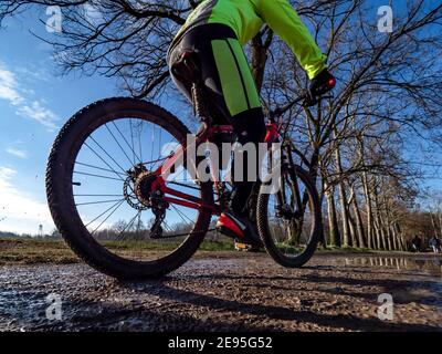 Ciclismo in inverno su un sentiero sporco Foto Stock