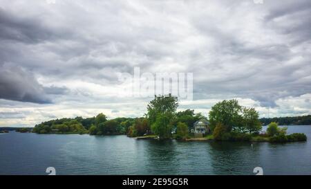 Ontario, Canada, settembre 2019, vista di una casa nella zona delle Thousand Islands nel fiume San Lorenzo Foto Stock