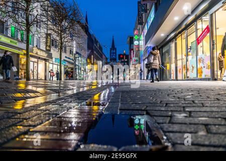 Centro di Gelsenkirchen, zona pedonale, Bahnhofstrasse, durante la crisi di Corona, blocco nel gennaio 2021, negozi e ristoranti chiusi, pochi passi Foto Stock