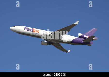 FedEx McDonnell Douglas MD-11F con registrazione N599FE Airborne all'Aeroporto di Colonia Bonn. Foto Stock