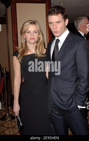 Reese Witherspoon e Ryan Phillippe partecipano al 58th Annual Directors Guild of America Awards all'Hyatt Regency Century Plaza Hotel. Los Angeles, 28 gennaio 2006. Foto di Lionel Hahn/ABACAPRESS.COM Foto Stock