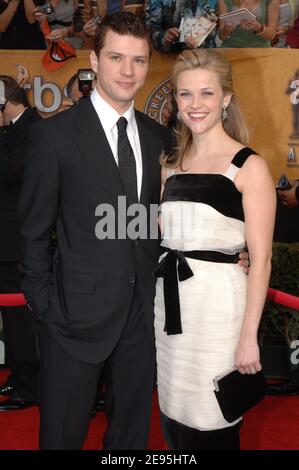 Reese Witherspoon e Ryan Phillippe partecipano al 12° Annual Screen Actors Guild Awards presso il Shrine Auditorium di Los Angeles, CA, USA il 29 gennaio 2006. Foto di Lionel Hahn/ABACAPRESS.COM Foto Stock