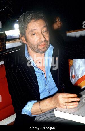 La cantante francese Serge Gainsbourg fuma e beve whisky in un pub vicino a Montparnasse a Parigi, Francia, il 1987 settembre. Foto di Christophe Geyres/ABACAPRESS.COM Foto Stock