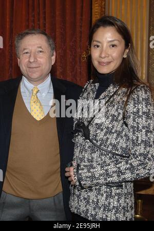 L'amministratore delegato della Ferrari Jean Todt e la sua attrice di ragazza Michelle Yeoh posano dopo che il presidente della FIA Max Mosley è stato premiato con la Legione d'Honneur francese a Parigi, in Francia, il 31 gennaio 2006. Foto di Giancarlo Gorassini/ABACAPRESS.COM Foto Stock