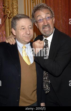 L'amministratore delegato della Ferrari Jean Todt e Eddie Jordan, ex proprietario del team Jordan Formula 1, si pongono dopo che il presidente della FIA Max Mosley è stato premiato con la Legione d'Honneur francese a Parigi, in Francia, il 31 gennaio 2006. Foto di Giancarlo Gorassini/ABACAPRESS.COM Foto Stock