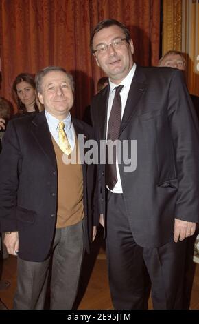 Jean Todt, amministratore delegato della Ferrari, si pone al ministro francese dello Sport Jean-Francois Lamour dopo che il presidente della FIA Max Mosley è stato premiato con la Legione d'Honneur francese a Parigi, in Francia, il 31 gennaio 2006. Foto di Giancarlo Gorassini/ABACAPRESS.COM Foto Stock