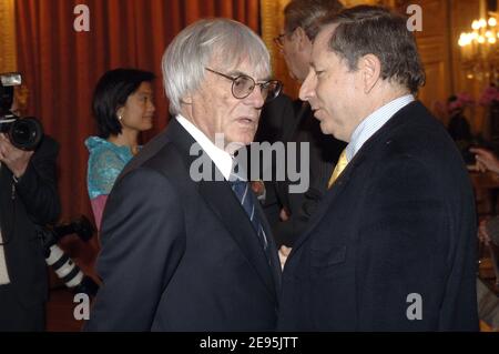 Jean Todt, amministratore delegato della Ferrari, parla con il FOM Bernie Ecclestone dopo che il presidente della FIA Max Mosley è stato premiato con la Legione d'Honneur francese a Parigi, in Francia, il 31 gennaio 2006. Foto di Giancarlo Gorassini/ABACAPRESS.COM Foto Stock