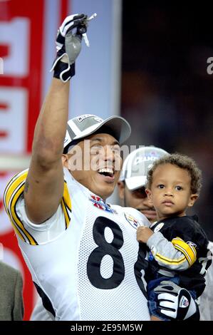 Pittsburgh Steelers ricevitore e gioco MVP Hines Ward tiene il Lombardi Trophy come lui e suo figlio dopo una vittoria del 21-10 sui Seattle Seahawks in Super Bowl XL a Detroit, Michigan, USA, domenica 5 febbraio 2006. Foto di Lionel Hahn/Cameleon/ABACAPRESS.COM Foto Stock