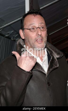 'Jean Reno, attore e membro del cast francese, arriva alla prima mondiale di ''The Pink Panther'' che si tiene lunedì 6 febbraio 2006 al teatro Ziegfeld di New York. Foto di Nicolas Khayat/ABACAPRESS.COM' Foto Stock