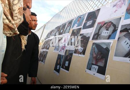 Le autorità egiziane hanno mostrato fotografie di corpi recuperati dal mare di fronte all'ospedale di Urgadha, Egitto, il 6 febbraio 2006. Foto di Axelle de russe/ABACAPRESS.COM Foto Stock