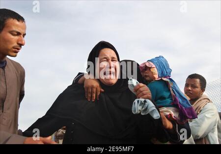 Le autorità egiziane hanno mostrato fotografie di corpi recuperati dal mare di fronte all'ospedale di Urgadha, Egitto, il 6 febbraio 2006. Foto di Axelle de russe/ABACAPRESS.COM Foto Stock