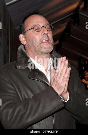 'Jean Reno, attore e membro del cast francese, arriva alla prima mondiale di ''The Pink Panther'' che si tiene lunedì 6 febbraio 2006 al teatro Ziegfeld di New York. Foto di Nicolas Khayat/ABACAPRESS.COM' Foto Stock