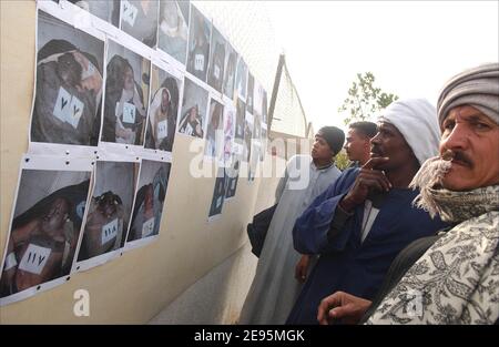 Le autorità egiziane hanno mostrato fotografie di corpi recuperati dal mare di fronte all'ospedale di Urgadha, Egitto, il 6 febbraio 2006. Foto di Axelle de russe/ABACAPRESS.COM Foto Stock