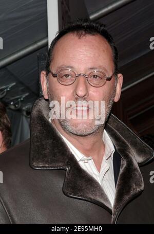 'Jean Reno, attore e membro del cast francese, arriva alla prima mondiale di ''The Pink Panther'' che si tiene lunedì 6 febbraio 2006 al teatro Ziegfeld di New York. Foto di Nicolas Khayat/ABACAPRESS.COM' Foto Stock