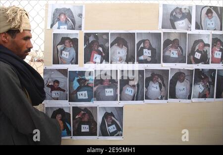 Le autorità egiziane hanno mostrato fotografie di corpi recuperati dal mare di fronte all'ospedale di Urgadha, Egitto, il 6 febbraio 2006. Foto di Axelle de russe/ABACAPRESS.COM Foto Stock