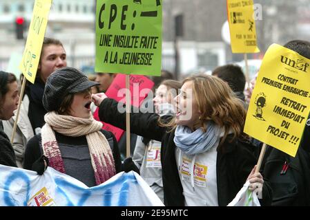 Colpendo studenti e insegnanti francesi protestano con striscioni sindacali che dimostrano di richiedere la rimozione del contratto di lavoro 'CPE' a Parigi, in Francia, il 7 febbraio 2006. Le federazioni sindacali hanno chiesto ai lavoratori e agli studenti francesi di sciare e organizzare manifestazioni di protesta per chiedere la soppressione del nuovo contratto di lavoro riservato al primo posto di lavoro denominato "CPE". Foto di Mehdi Taamallah/ABACAPRESS.COM Foto Stock