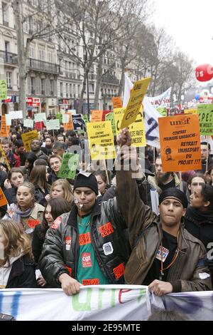 Colpendo studenti e insegnanti francesi protestano con striscioni sindacali che dimostrano di richiedere la rimozione del contratto di lavoro 'CPE' a Parigi, in Francia, il 7 febbraio 2006. Le federazioni sindacali hanno chiesto ai lavoratori e agli studenti francesi di sciare e organizzare manifestazioni di protesta per chiedere la soppressione del nuovo contratto di lavoro riservato al primo posto di lavoro denominato "CPE". Foto di Mehdi Taamallah/ABACAPRESS.COM Foto Stock