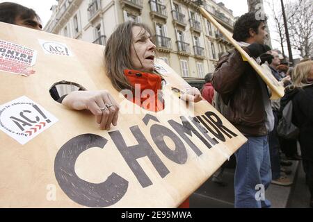 Colpendo studenti e insegnanti francesi protestano con striscioni sindacali che dimostrano di richiedere la rimozione del contratto di lavoro 'CPE' a Parigi, in Francia, il 7 febbraio 2006. Le federazioni sindacali hanno chiesto ai lavoratori e agli studenti francesi di sciare e organizzare manifestazioni di protesta per chiedere la soppressione del nuovo contratto di lavoro riservato al primo posto di lavoro denominato "CPE". Foto di Mehdi Taamallah/ABACAPRESS.COM Foto Stock