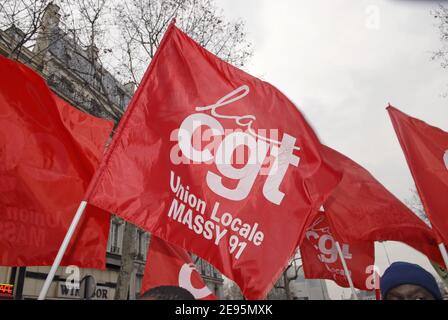 Colpendo studenti e insegnanti francesi protestano con striscioni sindacali che dimostrano di richiedere la rimozione del contratto di lavoro 'CPE' a Parigi, in Francia, il 7 febbraio 2006. Le federazioni sindacali hanno chiesto ai lavoratori e agli studenti francesi di scioperarsi e di organizzare manifestazioni di protesta per chiedere la soppressione del nuovo contratto di lavoro riservato al primo posto di lavoro denominato "CPE". Foto di Christophe Guibbaud/ABACAPRESS.COM Foto Stock