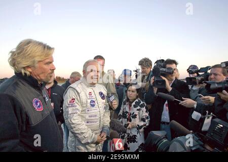 Sir Richard Branson (a sinistra) e Steve Fossett parlano ai media sulla pista del Kennedy Space Center della NASA, Florida, il 7 febbraio 2006. L'offerta di Steve Fossett, sostenuto dal boss Virgin, di fissare un record per il volo più lungo mai effettuato, nella Virgin Atlantic GlobalFlyer II è stata annullata questa mattina a seguito di una perdita di carburante e di cattive condizioni di vento. Foto di Thierry Boccon-Gibod/ABACAPRESS.COM Foto Stock