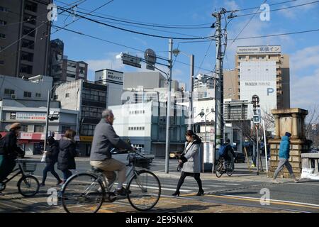 HIROSHIMA, GIAPPONE - FEBBRAIO 2019: Una scena di strada trafficata a Hiroshima, Giappone. Foto Stock