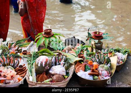 offerte sacre di fiori di frutta lampade e panni in fiume per sole dio in occasione di chhath puja o chatt puja. Foto Stock